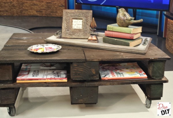 DIY pallet coffee table you can paint or stain. See Easy step by step tutorial and video! Easy pallet project DIY for the beginner! Rustic Pallet Furniture!