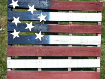 DIY Pallet Ideas - Make an easy and inexpensive American Flag Pallet