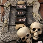 Halloween-Decorations-Spooky skull wreath-dollar store wreath-Halloween-Wreath