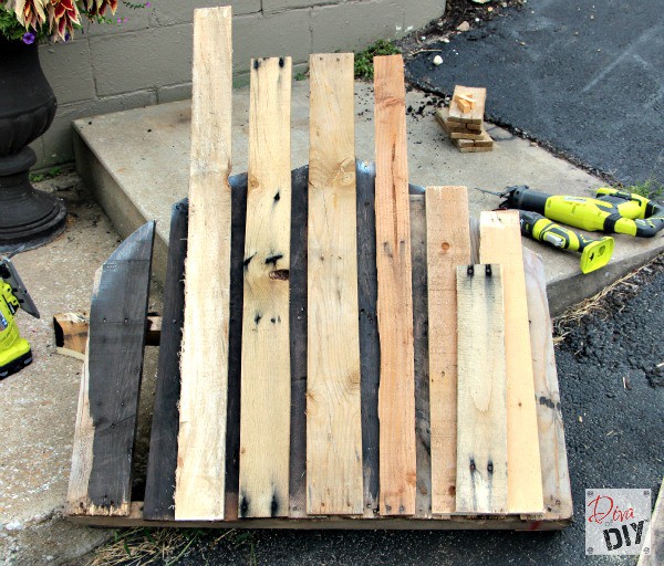 DIY Thanksgiving decorations are not just for inside. Let this Tom Turkey Pallet Project greet your Thanksgiving guests with your own personal style! 