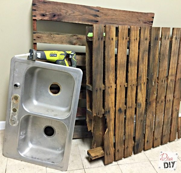 Rustic outdoor drinking stations are the perfect detail, from formal weddings to informal backyard get together! This rustic pallet diy cooler is perfect!