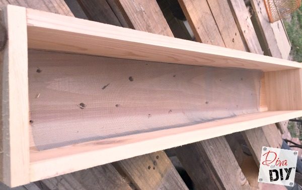 Looking to up your curb appeal game? Try these easy DIY cedar window boxes that will look amazing and can be done in an afternoon! 
