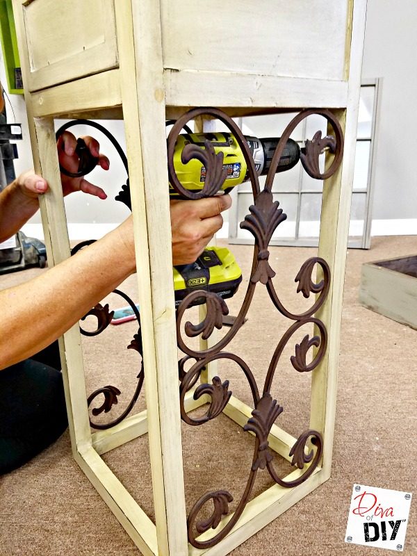 How to Paint Furniture? There are lots of ways but one of my favorites is spray painting! Spray painting furniture is a quick and easy diy project. Pro tips
