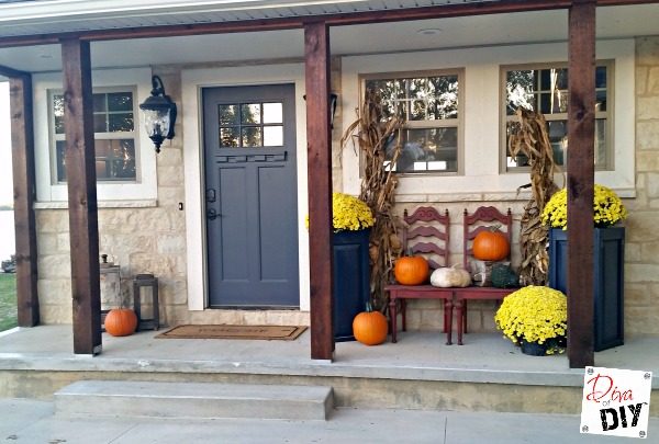 Do you love the look of seasonally decorated porches but are intimidated by the process? Use these 5 simple steps to DIY the perfect fall porch decorations!