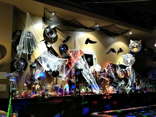 Do you enjoy a good Halloween Party? Halloween Party tips and ideas for throwing the perfect party for all ages! Adult Halloween Party ideas! Decorations!