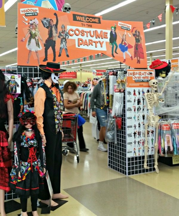 Do you enjoy a good Halloween Party? Halloween Party tips and ideas for throwing the perfect party for all ages! Adult Halloween Party ideas! Decorations!