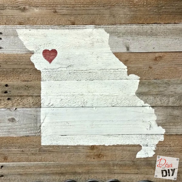 These rustic DIY wooden state signs are made out of pallet wood! A great addition to your farmhouse decor! They also make the perfect DIY Christmas gift!